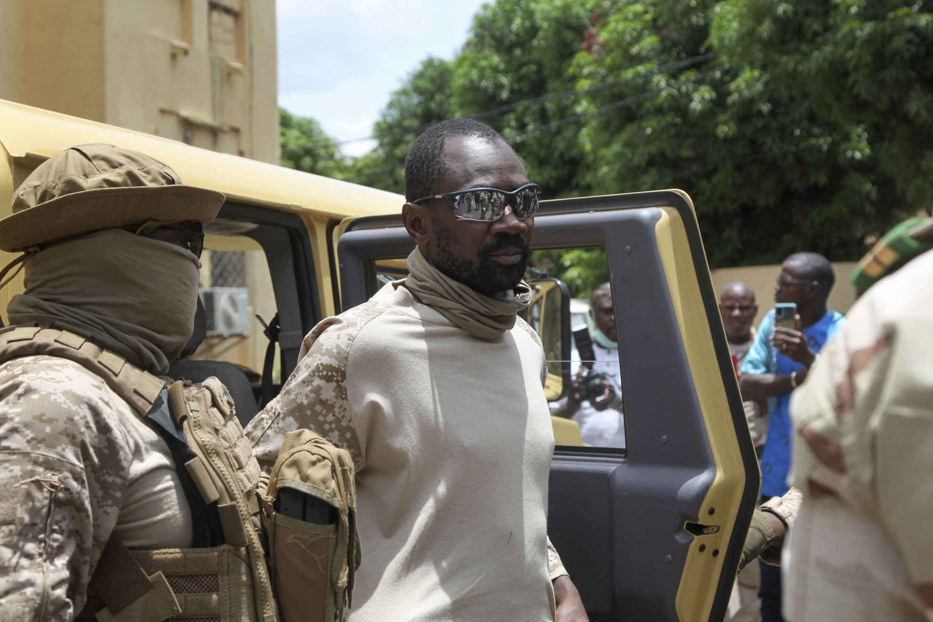 In this Monday, Aug. 24, 2020 file photo, Col. Assimi Goita, declared himself the leader of the National Committee for the Salvation of the People, arrives to meet with a regional delegation at the Ministry of Defense in the capital Bamako, Mali.  - Sputnik International, 1920, 14.01.2023