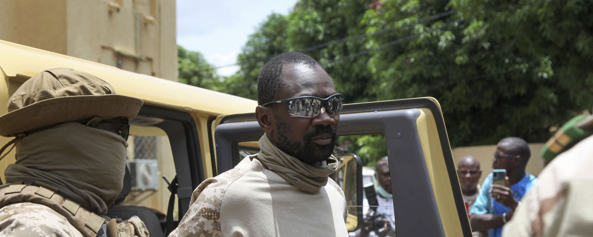 In this Monday, Aug. 24, 2020 file photo, Col. Assimi Goita, declared himself the leader of the National Committee for the Salvation of the People, arrives to meet with a regional delegation at the Ministry of Defense in the capital Bamako, Mali. In this Monday, Aug. 24, 2020 file photo, Col. Assimi Goita, declared himself the leader of the National Committee for the Salvation of the People, arrives to meet with a regional delegation at the Ministry of Defense in the capital Bamako, Mali. - Sputnik International, 1920, 25.05.2021