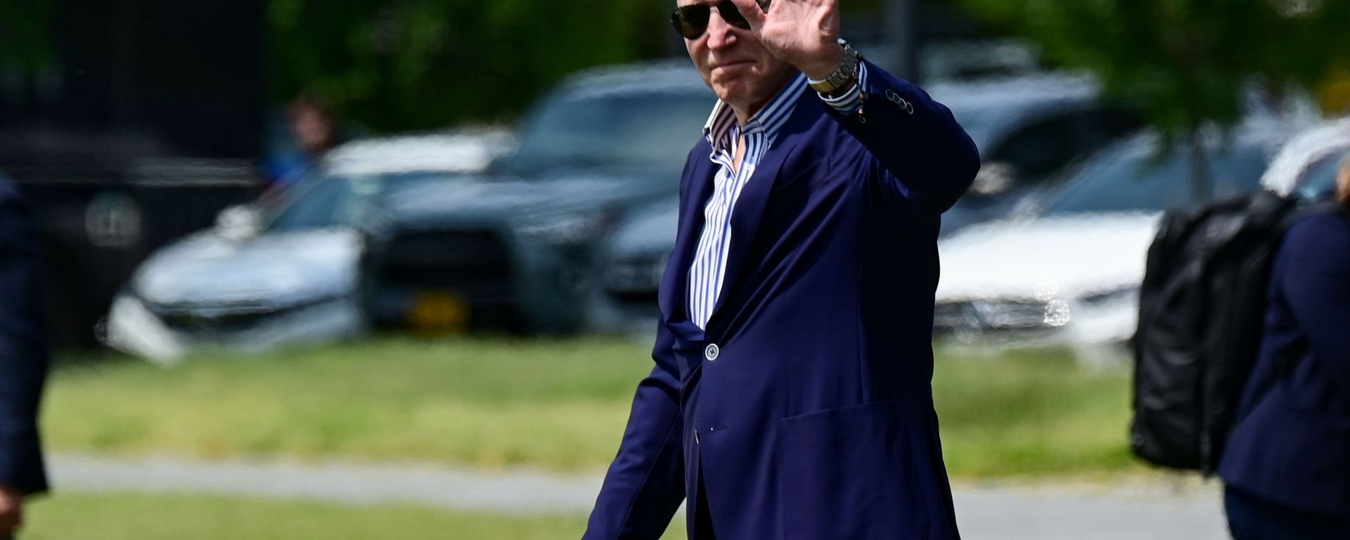 U.S. President Joe Biden waves as he walks across the Ellipse as he departs the White House for Camp David, in Washington, U.S., May 22, 2021 - Sputnik International, 1920, 03.06.2021