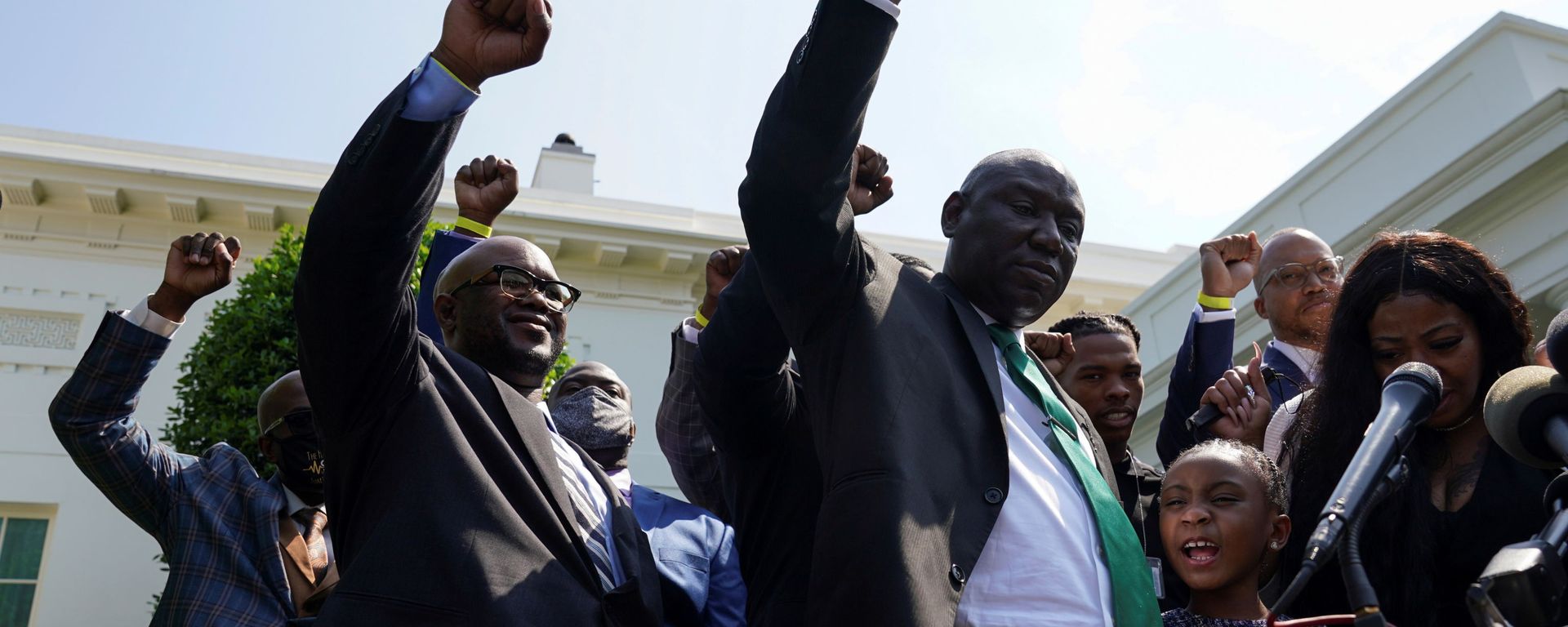 Gianna Floyd, daughter of George Floyd, along with other family members and lawyers, raise fists and say his name while facing reporters at the White House following their meeting with President Joe Biden in Washington, U.S., May 25, 2021 - Sputnik International, 1920, 26.05.2021