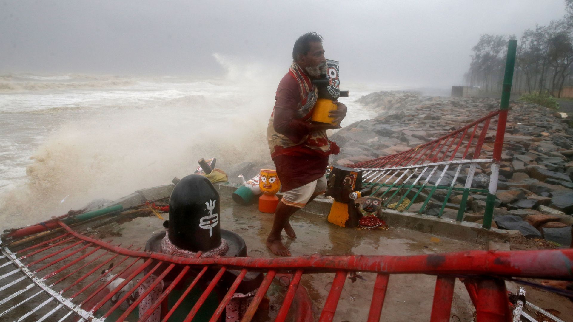 A Hindu priest carries an idol of Lord Jagannath from a seafront temple to a safer place ahead of Cyclone Yaas in Balasore district in the eastern state of Odisha India, May 26, 2021 A Hindu priest carries an idol of Lord Jagannath from a seafront temple to a safer place ahead of Cyclone Yaas in Balasore district in the eastern state of Odisha India, May 26, 2021 - Sputnik International, 1920, 26.05.2021