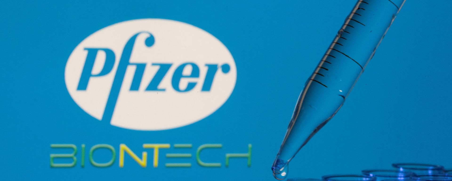 Test tubes are seen in front of displayed Pfizer and Biontech logos in this illustration taken, May 21, 2021. Test tubes are seen in front of displayed Pfizer and Biontech logos in this illustration taken, May 21, 2021. - Sputnik International, 1920, 26.05.2021