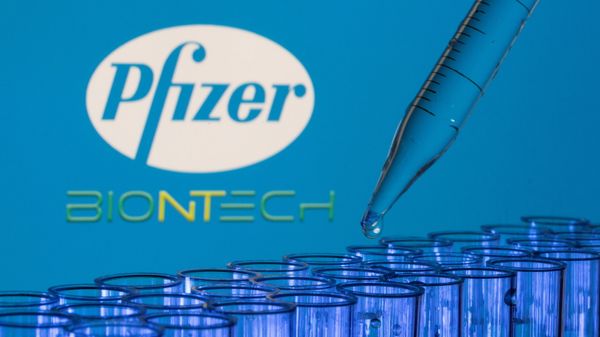 Test tubes are seen in front of displayed Pfizer and Biontech logos in this illustration taken, May 21, 2021. Test tubes are seen in front of displayed Pfizer and Biontech logos in this illustration taken, May 21, 2021. - Sputnik International