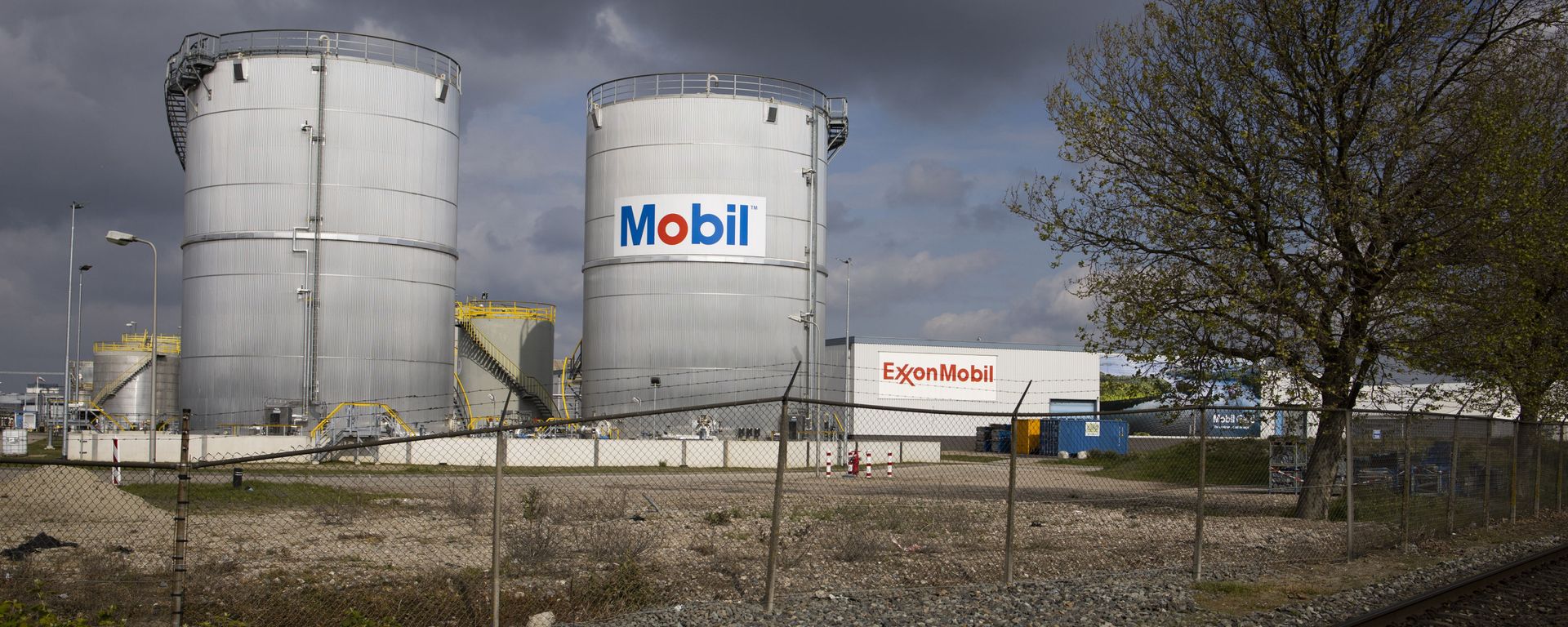 View of Exxon Mobil storage tanks of the petrochemical industry in the port of Rotterdam, Netherlands, Saturday, May 15, 2021.  - Sputnik International, 1920, 11.06.2022