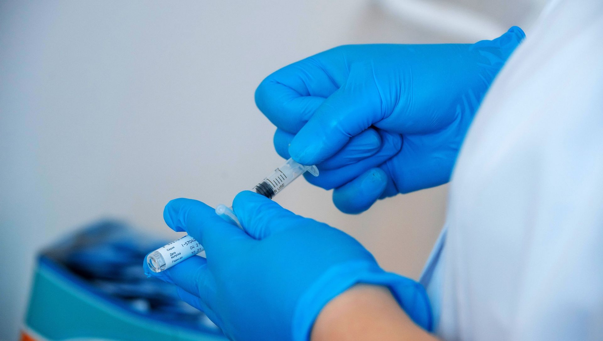 A medical officer draws a Covid-19 vaccine into a syringe at the Yakutsk Medical Center to vaccinate city residents. In Yakutia, by the beginning of July, they want to vaccinate at least 70% of the adult population against coronavirus in most regions of the republic. A medical officer draws a Covid-19 vaccine into a syringe at the Yakutsk Medical Center to vaccinate city residents. In Yakutia, by the beginning of July, they want to vaccinate at least 70% of the adult population against coronavirus in most regions of the republic. - Sputnik International, 1920, 27.05.2021
