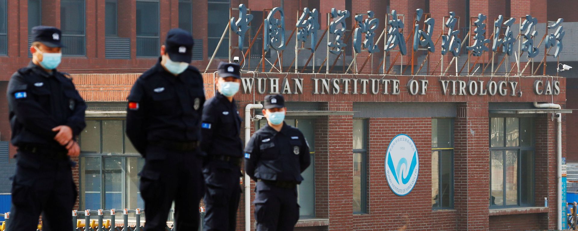 Security personnel keep watch outside Wuhan Institute of Virology during the visit by the World Health Organisation (WHO) team tasked with investigating the origins of the coronavirus disease (COVID-19), in Wuhan, Hubei province, China, 3 February 2021 Security personnel keep watch outside Wuhan Institute of Virology during the visit by the World Health Organisation (WHO) team tasked with investigating the origins of the coronavirus disease (COVID-19), in Wuhan, Hubei province, China, 3 February 2021 - Sputnik International, 1920, 05.09.2021