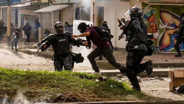 Riot police detain a demonstrator during a protest against sexual assault by the police and the excess of public force against peaceful protests, in Popayan, Colombia 14 May 2021. - Sputnik International