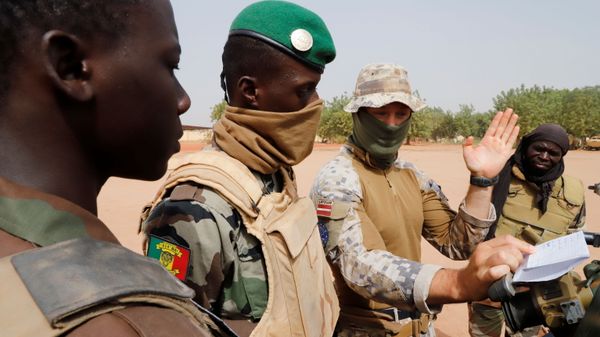 Malian soldiers of the 614th Artillery Battery are pictured during a training session on a D-30 howitzer with the European Union Training Mission (EUTM), to fight jihadists,  in the camp of Sevare, Mopti region, in Mali March 23, 2021.  - Sputnik International