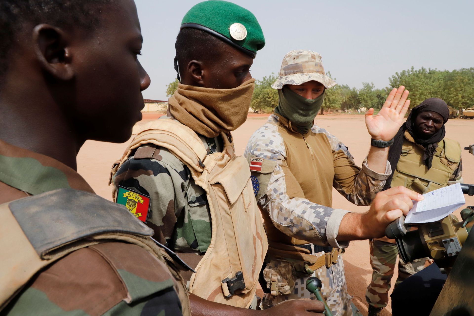 Malian soldiers of the 614th Artillery Battery are pictured during a training session on a D-30 howitzer with the European Union Training Mission (EUTM), to fight jihadists,  in the camp of Sevare, Mopti region, in Mali March 23, 2021.  - Sputnik International, 1920, 07.09.2021