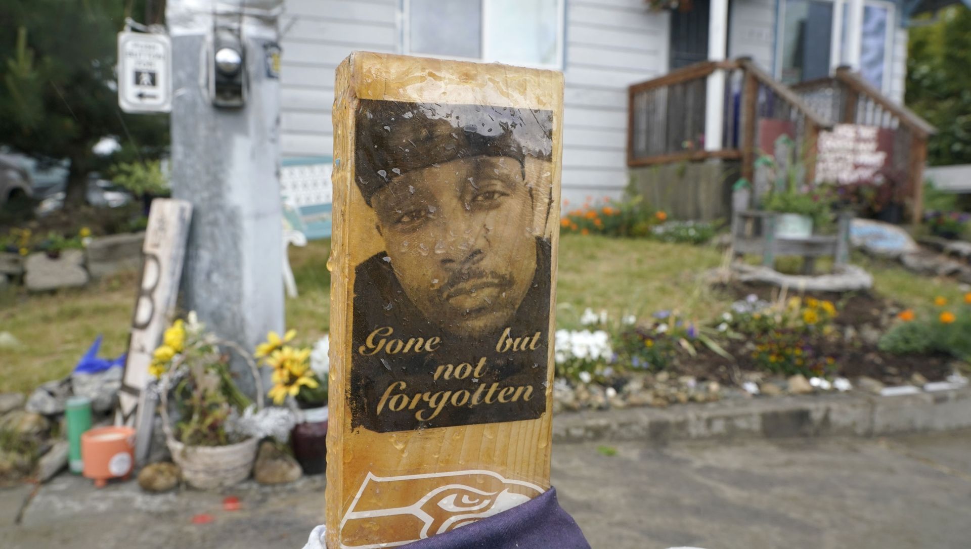 A sign that reads Gone but not forgotten is shown on a cross displayed Thursday, May 27, 2021, at a memorial that has been established at the intersection in Tacoma, Wash., south of Seattle, where Manuel Manny Ellis died on March 3, 2020, after he was restrained by police officers. A sign that reads Gone but not forgotten is shown on a cross displayed Thursday, May 27, 2021, at a memorial that has been established at the intersection in Tacoma, Wash., south of Seattle, where Manuel Manny Ellis died on March 3, 2020, after he was restrained by police officers. - Sputnik International, 1920, 27.05.2021