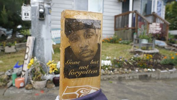 A sign that reads Gone but not forgotten is shown on a cross displayed Thursday, May 27, 2021, at a memorial that has been established at the intersection in Tacoma, Wash., south of Seattle, where Manuel Manny Ellis died on March 3, 2020, after he was restrained by police officers. - Sputnik International