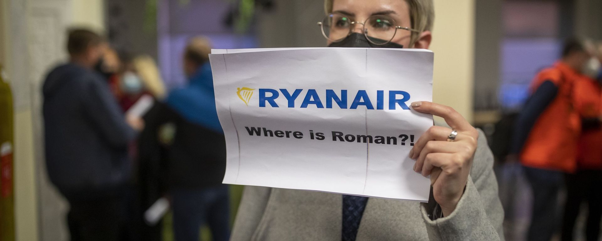 A woman holds a poster reads where is Roman?! as she waits to see passengers of the Ryanair plane with registration number SP-RSM, carrying opposition figure Roman Protasevich which was traveling from Athens to Vilnius and was diverted to Minsk after a bomb threat, after its landing at the International Airport outside Vilnius, Lithuania, Sunday, May 23, 2021 - Sputnik International, 1920, 28.05.2021