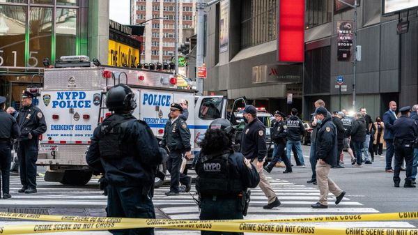 New York City police officers stand guard after a shooting incident in Times Square, New York, U.S., May 8, 2021 - Sputnik International