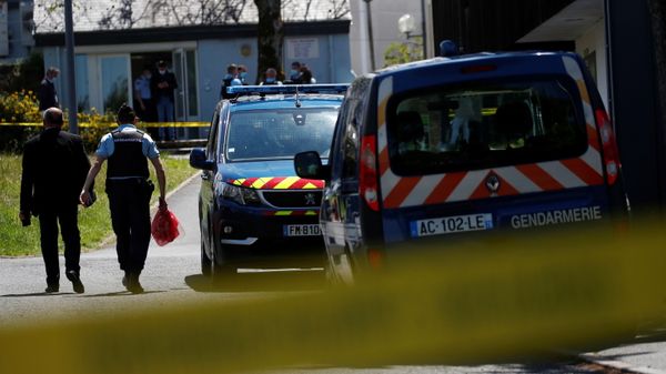 French gendarmes stand in front of the municipal police after an assailant stabbed and badly wounded a policewoman in La Chapelle-sur-Erdre, western France, May 28, 2021 - Sputnik International