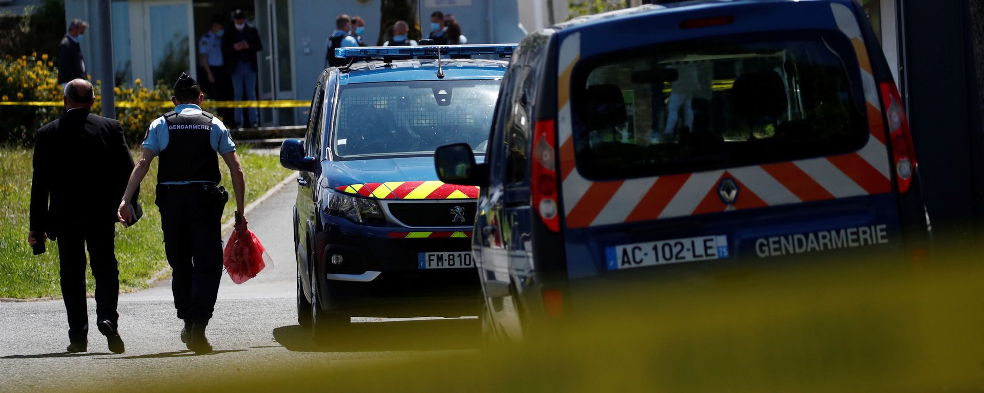 French gendarmes stand in front of the municipal police after an assailant stabbed and badly wounded a policewoman in La Chapelle-sur-Erdre, western France, May 28, 2021 - Sputnik International, 1920