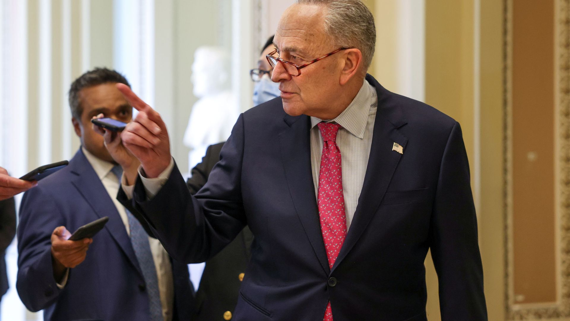 U.S. Senate Majority Leader Chuck Schumer (D-NY) talks to reporters as he heads to the Senate floor in Washington, U.S., May 17, 2021. U.S. Senate Majority Leader Chuck Schumer (D-NY) talks to reporters as he heads to the Senate floor in Washington, U.S., May 17, 2021. - Sputnik International, 1920, 28.05.2021