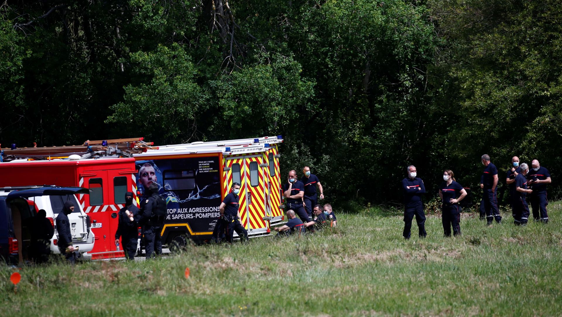 French special police forces and firefighters are seen after an assailant stabbed and badly wounded a policewoman in La Chapelle-sur-Erdre, western France, May 28, 2021. French special police forces and firefighters are seen after an assailant stabbed and badly wounded a policewoman in La Chapelle-sur-Erdre, western France, May 28, 2021. - Sputnik International, 1920, 28.05.2021