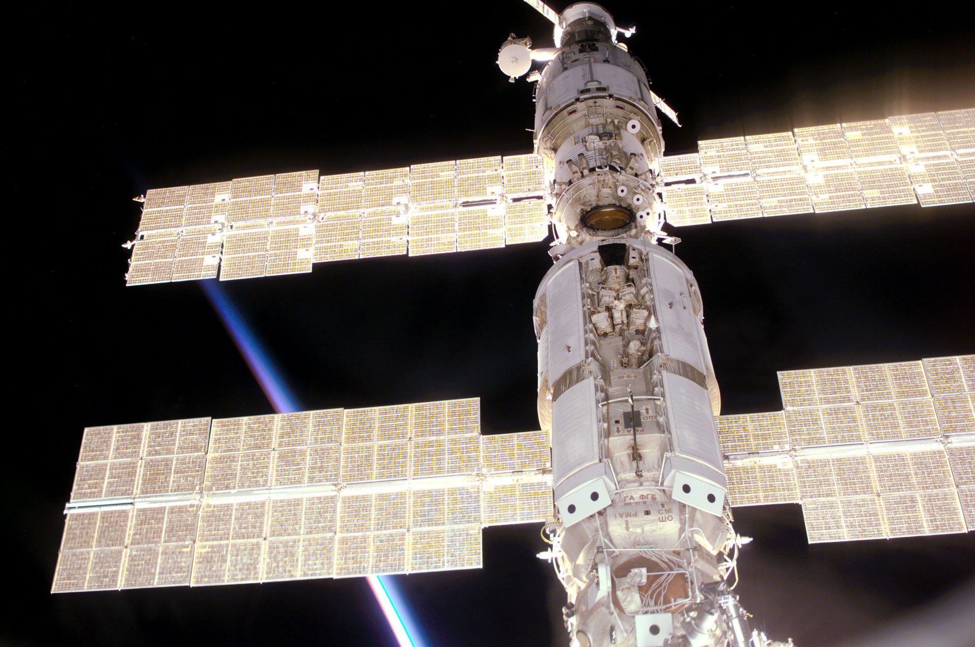 This photo provided by NASA shows the International Space Station as seen from Space Shuttle Atlantis during mission STS-106, which delivered supplies and performed maintenance in September 2000.  - Sputnik International, 1920, 07.09.2021