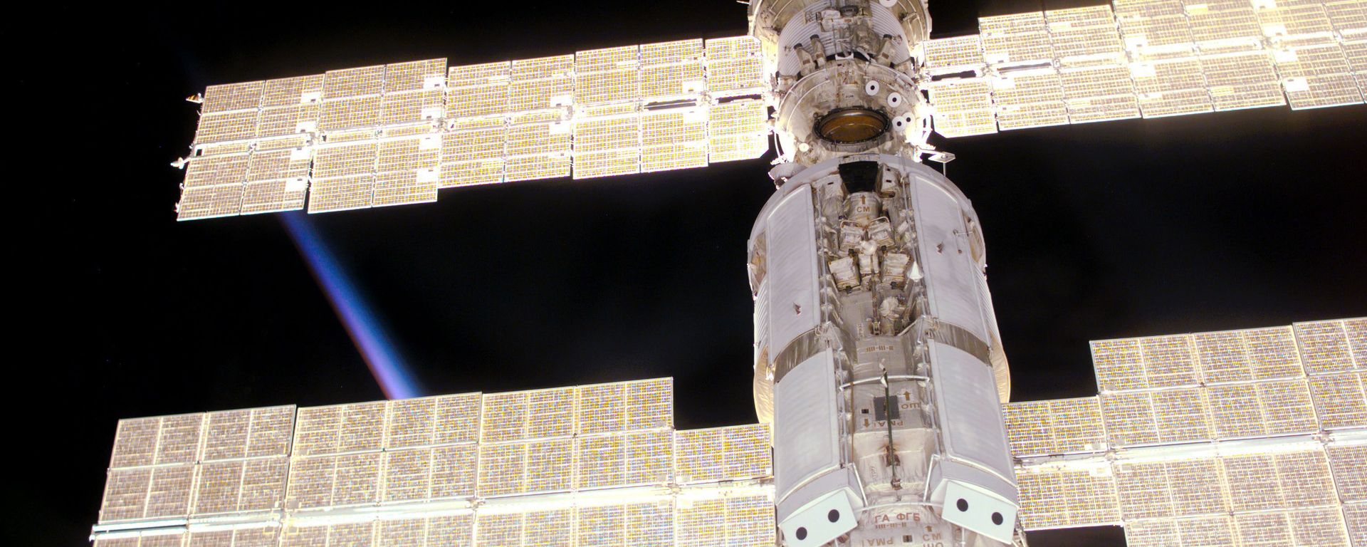This photo provided by NASA shows the International Space Station as seen from Space Shuttle Atlantis during mission STS-106, which delivered supplies and performed maintenance in September 2000.  - Sputnik International, 1920, 26.09.2021