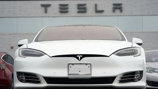 In this Sunday, 9 May 2021, photograph, an unsold S70 sedan sits at a Tesla dealership in Littleton, Colorado, US. - Sputnik International
