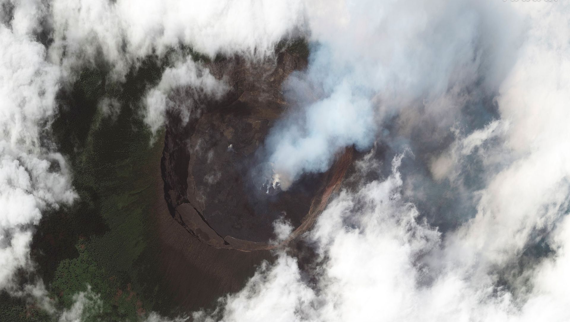 Volcanic activity is seen in the crater at Mount Nyiragongo near Goma, in the Democratic Republic of Congo May 25, 2021. Volcanic activity is seen in the crater at Mount Nyiragongo near Goma, in the Democratic Republic of Congo May 25, 2021. - Sputnik International, 1920, 29.05.2021