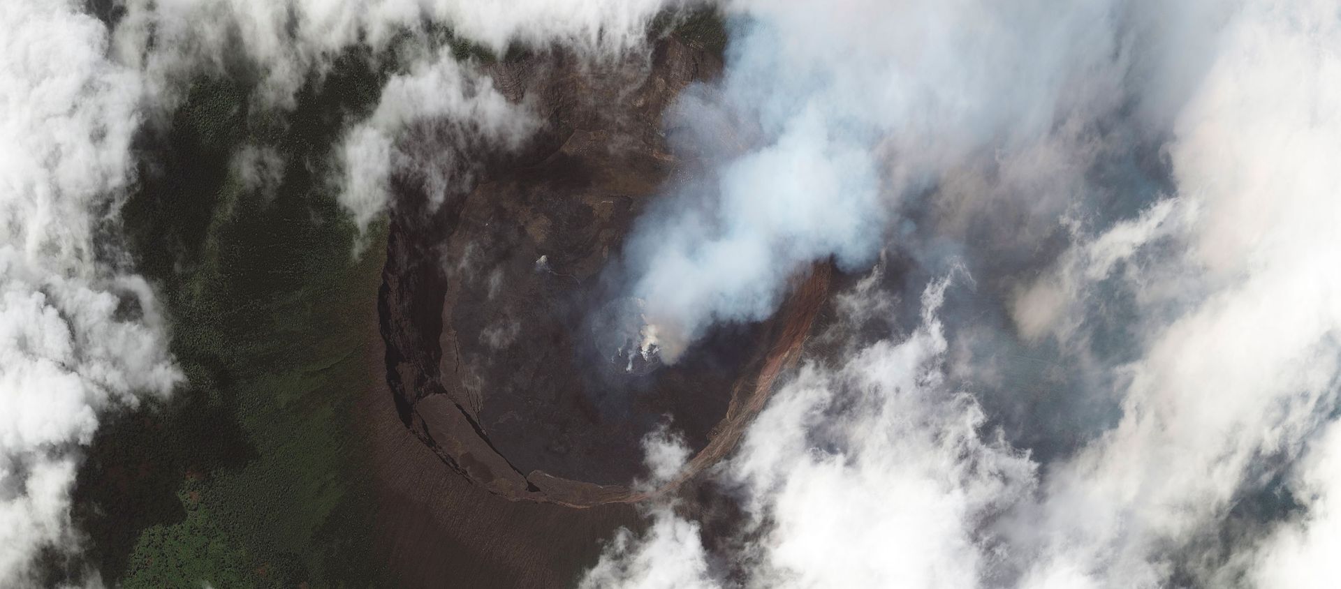Volcanic activity is seen in the crater at Mount Nyiragongo near Goma, in the Democratic Republic of Congo May 25, 2021. Volcanic activity is seen in the crater at Mount Nyiragongo near Goma, in the Democratic Republic of Congo May 25, 2021. - Sputnik International, 1920, 29.05.2021