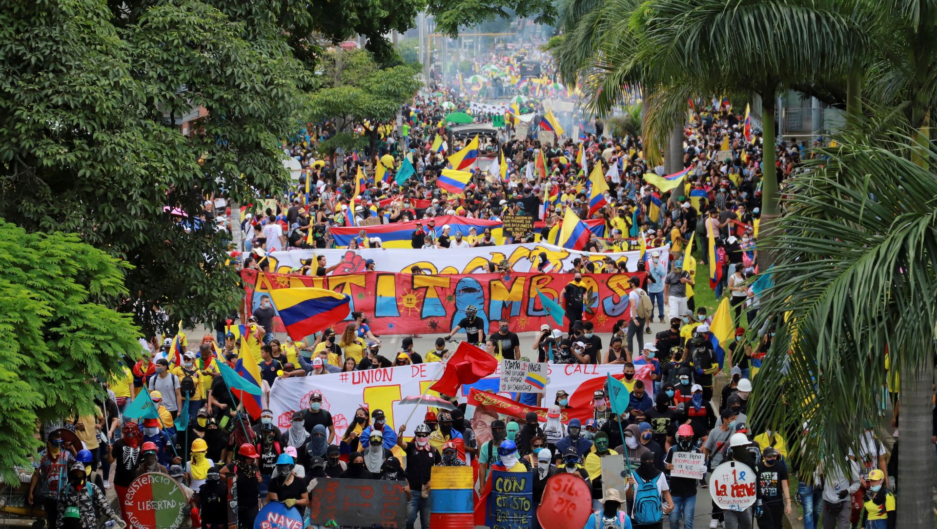 People take part in a protest demanding government action to tackle poverty, police violence and inequalities in healthcare and education systems, in Cali, Colombia May 28, 2021. People take part in a protest demanding government action to tackle poverty, police violence and inequalities in healthcare and education systems, in Cali, Colombia May 28, 2021. - Sputnik International, 1920, 29.05.2021