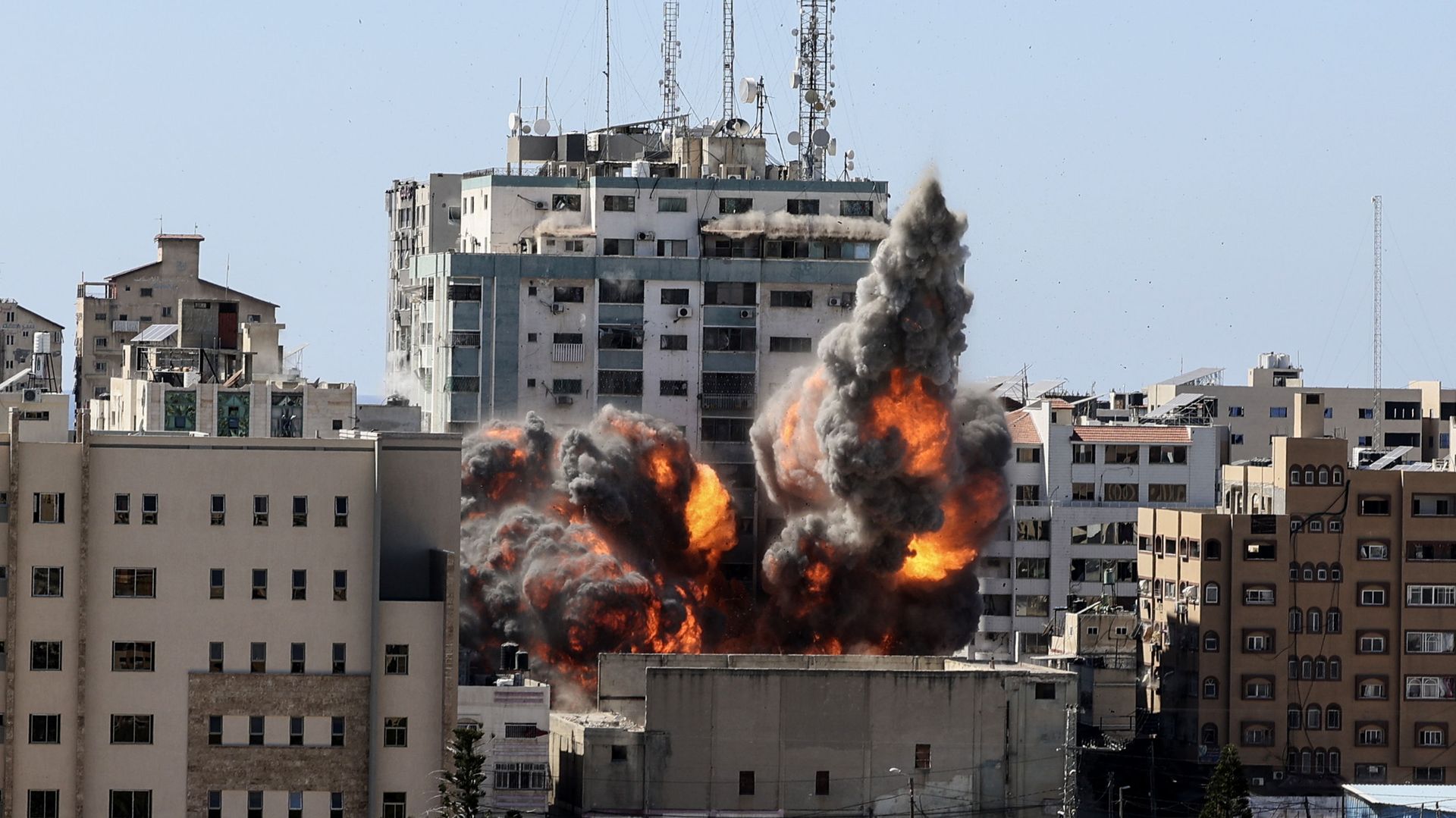 Smoke billows from a building housing various international media, including The Associated Press, after an Israeli airstrike on Saturday, May 15, 2021 in Gaza City. Smoke billows from a building housing various international media, including The Associated Press, after an Israeli airstrike on Saturday, May 15, 2021 in Gaza City. - Sputnik International, 1920, 29.05.2021