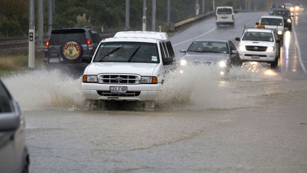 Traffic negotiates a flooded highway north of Wellington on State Highway One, New Zealand, Thursday, May 14, 2015. - Sputnik International