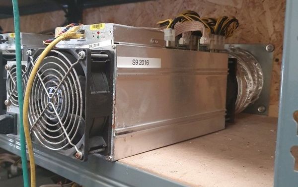 Crypto mine single unit, photo by West Midlands Police.  - Sputnik International