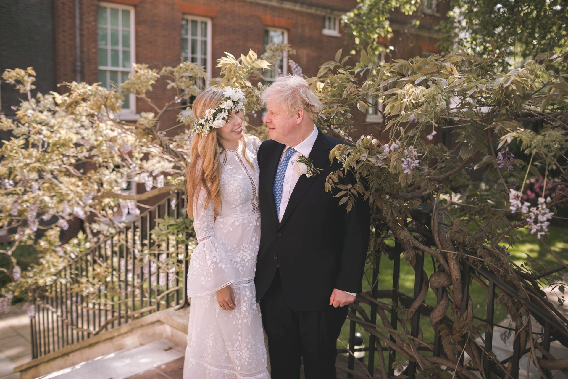 Boris and Carrie Johnson are seen in the garden of 10 Downing Street, after their wedding, in London, Britain May 29, 2021. Picture taken May 29, 2021. Rebecca Fulton/Pool via REUTERS TPX IMAGES OF THE DAY Boris and Carrie Johnson are seen in the garden of 10 Downing Street, after their wedding, in London, Britain May 29, 2021. Picture taken May 29, 2021. Rebecca Fulton/Pool via REUTERS TPX IMAGES OF THE DAY - Sputnik International, 1920, 09.12.2021