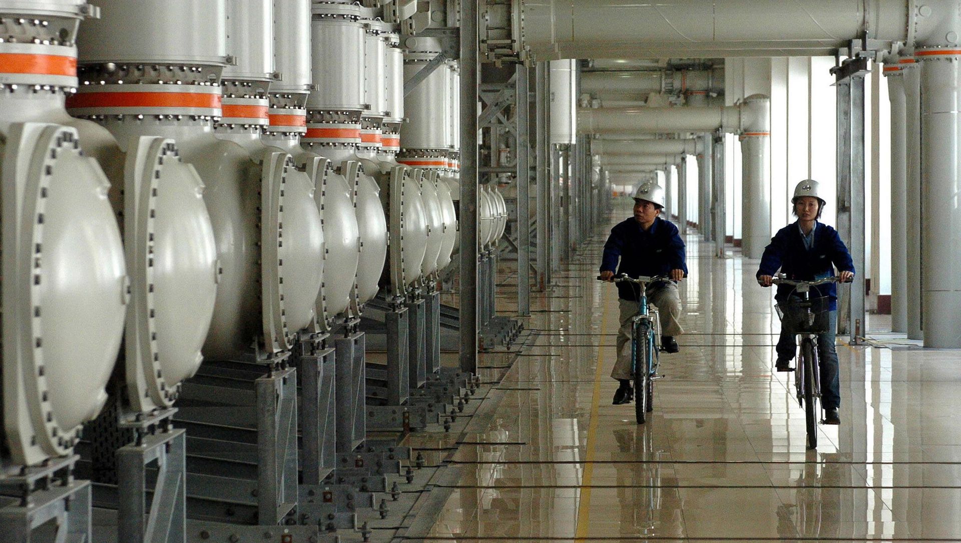 Two technicians do routine inspection work in the hydropower plant on the left bank of the Three Gorges project in central China's Hubei Province Friday, April 30, 2004 Two technicians do routine inspection work in the hydropower plant on the left bank of the Three Gorges project in central China's Hubei Province Friday, April 30, 2004 - Sputnik International, 1920, 31.05.2021