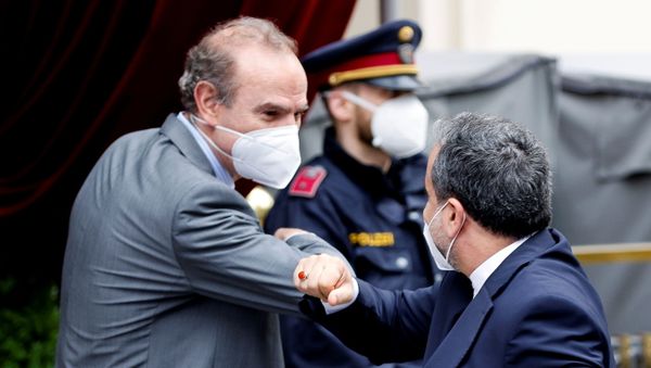 Iranian Deputy at Ministry of Foreign Affairs Abbas Araghchi and Deputy Secretary General of the European External Action Service (EEAS), Enrique Mora, meet in front of a hotel where a meeting of the Joint Commission of the Joint Comprehensive Plan of Action (JCPOA) is held, in Vienna, Austria, May 25, 2021. - Sputnik International