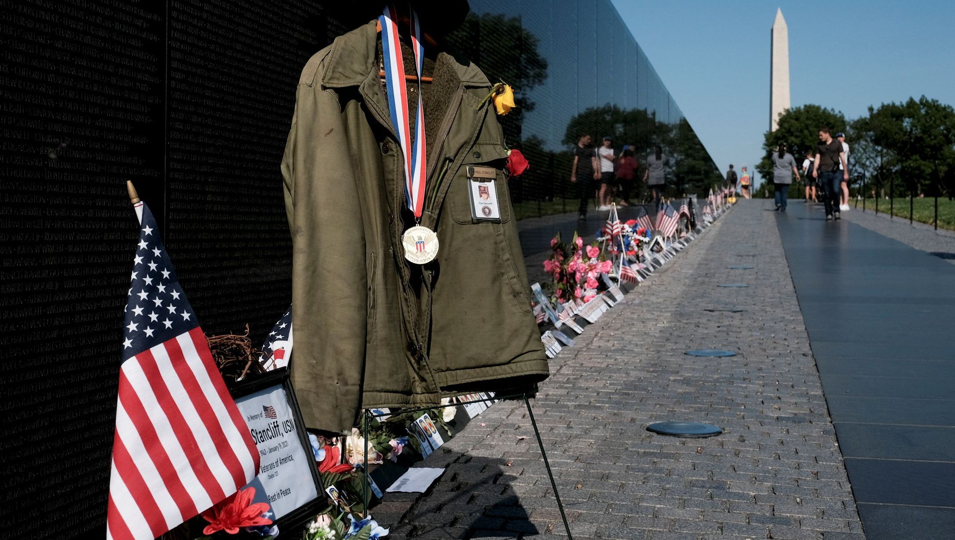 A makeshift memorial is seen in front of the Vietnam Memorial in observance of Memorial Day in Washington, U.S., May 31, 2021. A makeshift memorial is seen in front of the Vietnam Memorial in observance of Memorial Day in Washington, U.S., May 31, 2021. - Sputnik International, 1920, 01.06.2021