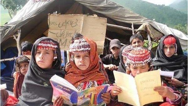 Gujjar's children attending temporary classes outside their makeshift tent in Zhampatri, Shopian  - Sputnik International