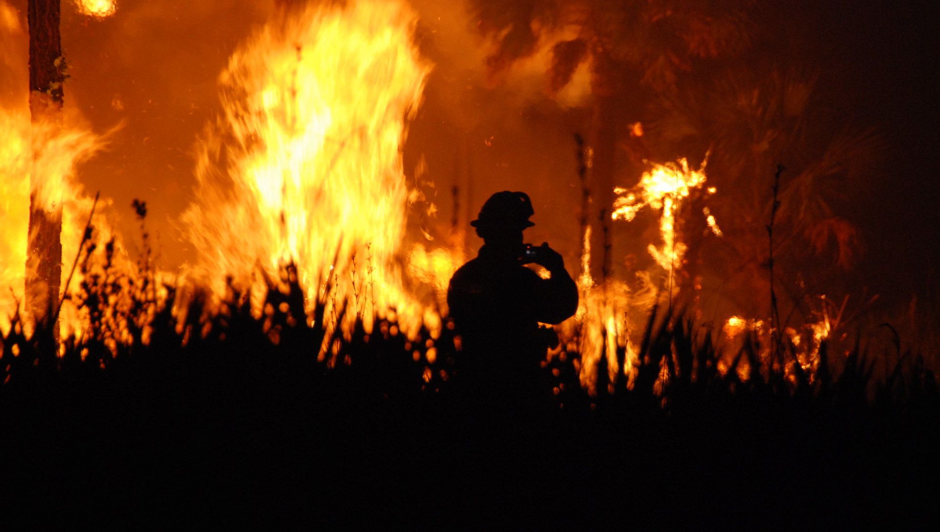 A firefighter A firefighter - Sputnik International, 1920, 02.06.2021