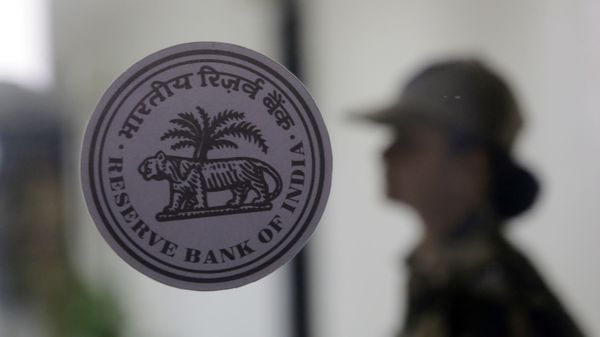 A security person stands guard outside the Reserve Bank of India in Mumbai, India, Wednesday, Dec 5, 2018 - Sputnik International