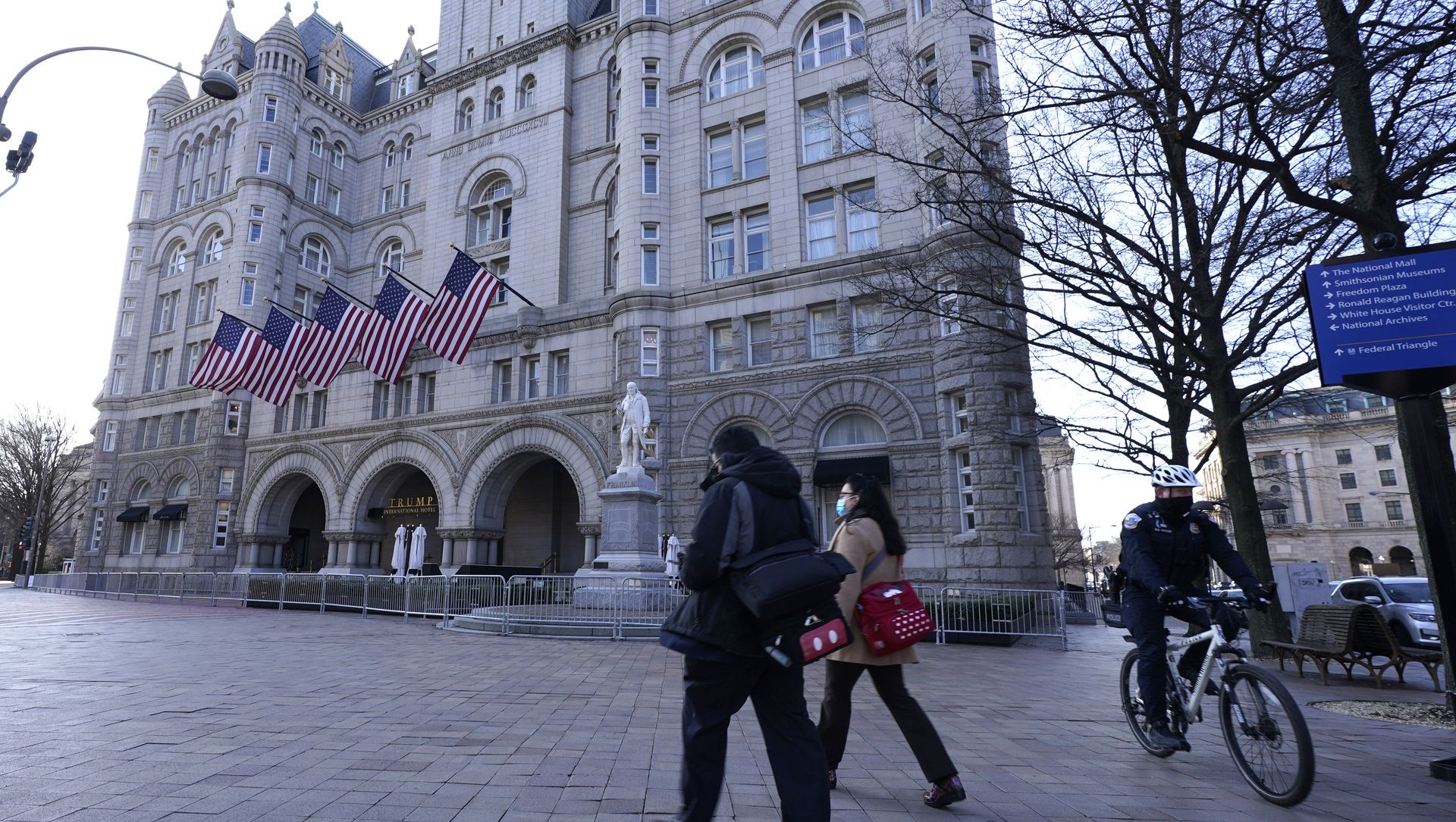 People walk by and a police officer rides a bicycle near The Trump International Hotel, Thursday, March 4, 2021, in Washington People walk by and a police officer rides a bicycle near The Trump International Hotel, Thursday, March 4, 2021, in Washington - Sputnik International, 1920, 02.06.2021