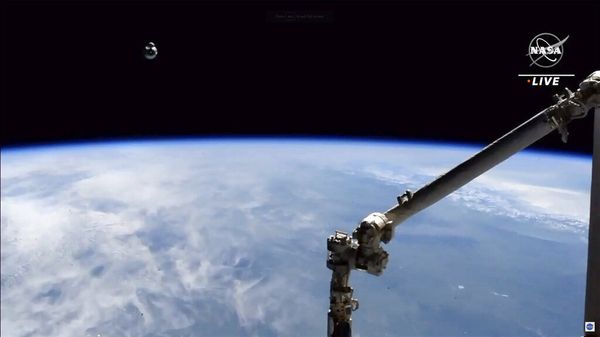 In this image made from NASA TV, the SpaceX Crew Dragon spacecraft is seen with the Earth behind from the international space station, Saturday, April 24, 2021 - Sputnik International