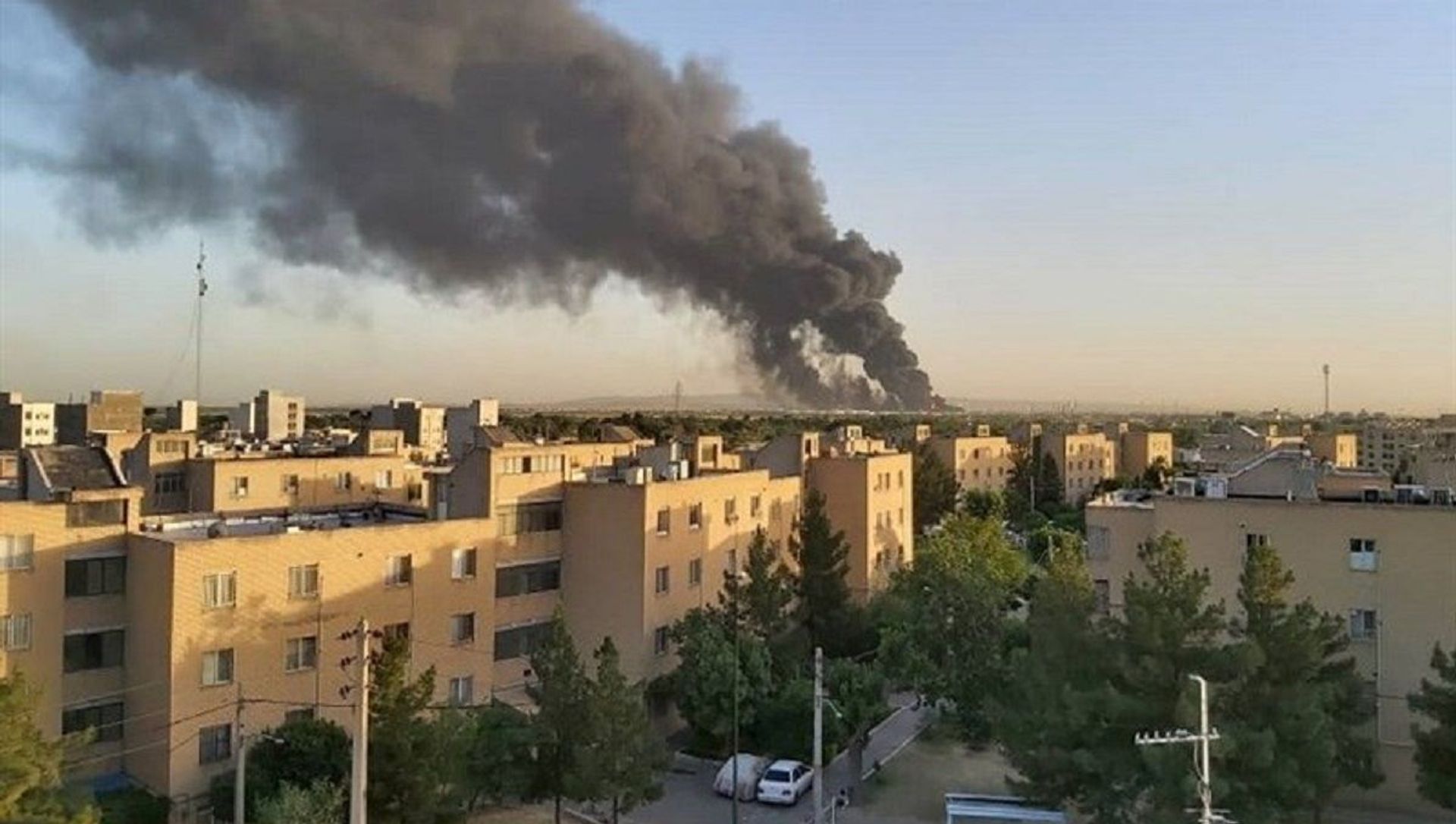 Smoke rises at an oil refinery in Tehran, Iran June 2, 2021 Smoke rises at an oil refinery in Tehran, Iran June 2, 2021 - Sputnik International, 1920, 03.06.2021