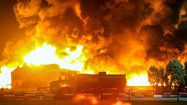 A picture taken late on June 2, 2021, shows fire raging at an oil refinery in the Iranian capital Tehran. - A fierce blaze broke out at the refinery in southern Tehran after a liquefied gas line leaked and exploded, the head of the capital's crisis team said on state television.  - Sputnik International