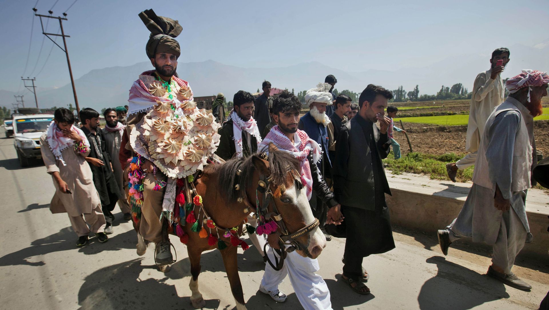 Mohammad Farooq, a Kashmiri Bakarwal nomad arrives for his wedding ceremony on a horse on the outskirts of Srinagar, India, Friday, May 31, 2013 Mohammad Farooq, a Kashmiri Bakarwal nomad arrives for his wedding ceremony on a horse on the outskirts of Srinagar, India, Friday, May 31, 2013 - Sputnik International, 1920, 03.06.2021