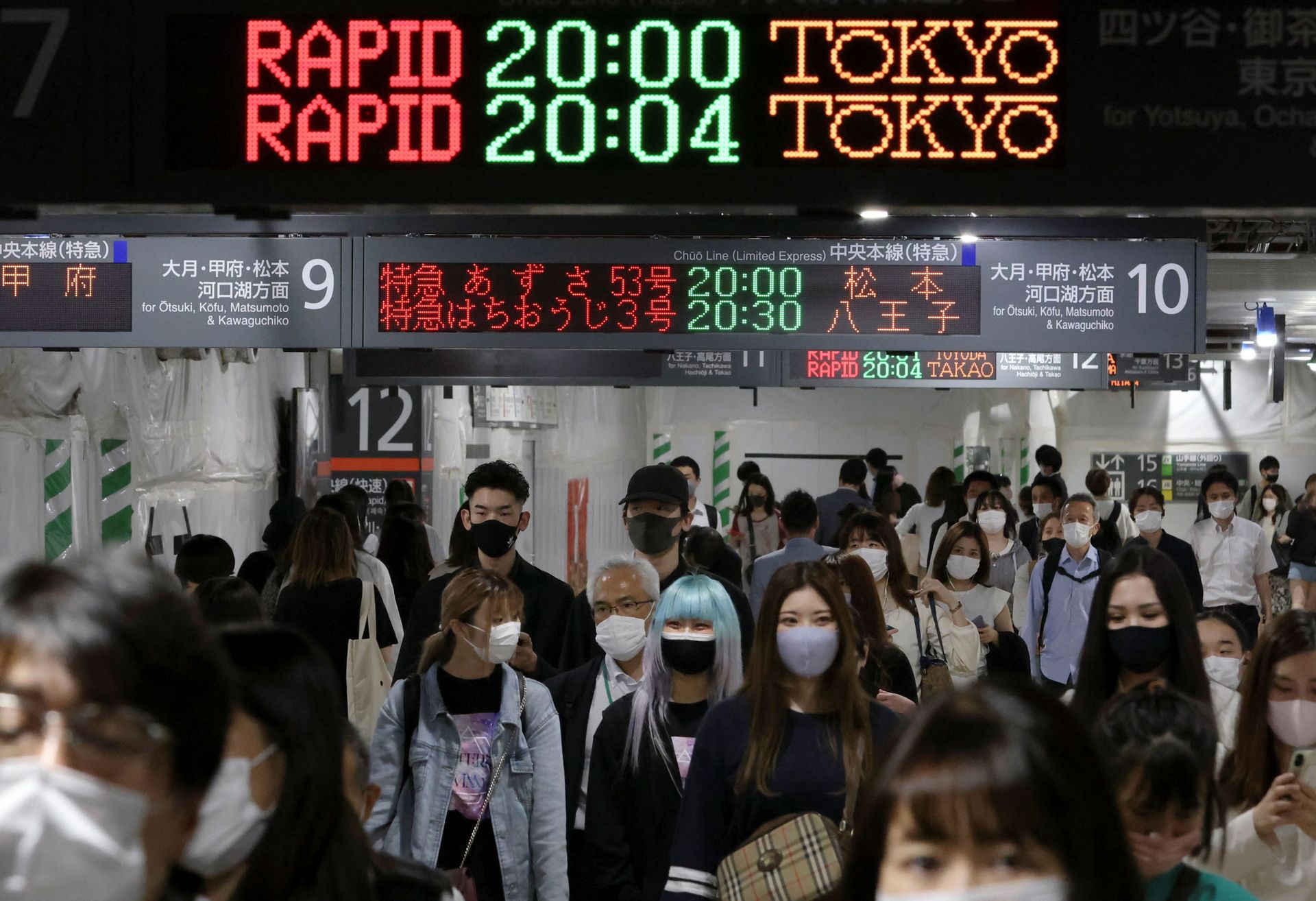 Commuters wearing protective face masks walk at a train station, amid the coronavirus disease (COVID-19) pandemic, in Tokyo - Sputnik International, 1920, 23.12.2021