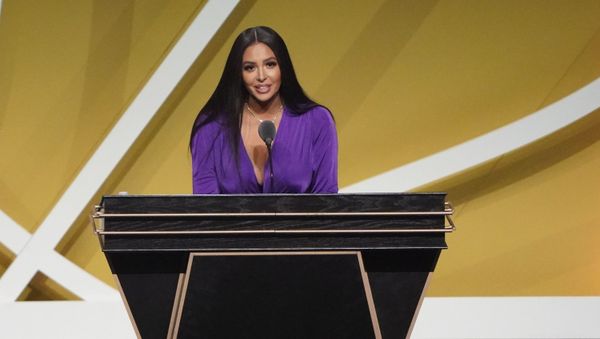 May 15, 2021; Uncasville, Connecticut, USA;  Vanessa Bryant, wife of the late Kobe Bryant, speaks on his behalf during the Class of 2020 Naismith Memorial Basketball Hall of Fame Enshrinement ceremony at Mohegan Sun Arena - Sputnik International