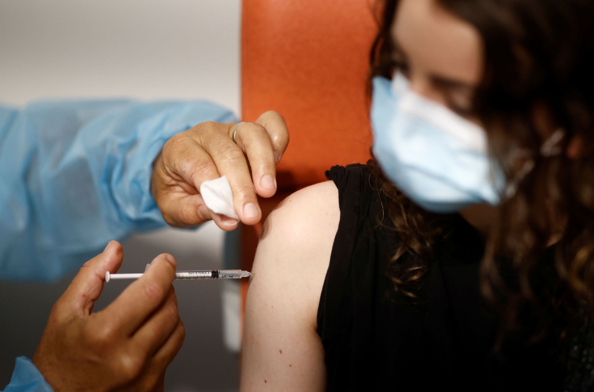 A medical worker administers a dose of the Comirnaty Pfizer BioNTech COVID-19 vaccine in a vaccination center in Nantes as part of the coronavirus disease (COVID-19) vaccination campaign in France, June 3, 2021 - Sputnik International, 1920, 07.09.2021