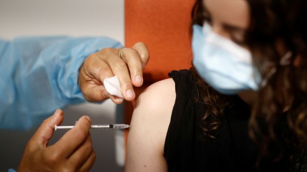 A medical worker administers a dose of the Comirnaty Pfizer BioNTech COVID-19 vaccine in a vaccination center in Nantes as part of the coronavirus disease (COVID-19) vaccination campaign in France, June 3, 2021 - Sputnik International