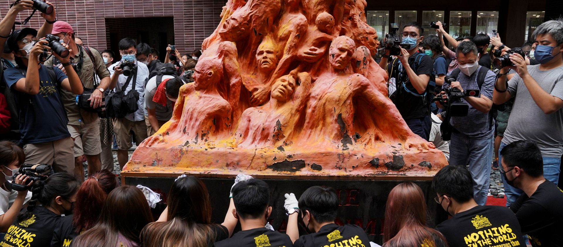 University students clean the Pillar of Shame statue at the University of Hong Kong on the 32nd anniversary of the crackdown on pro-democracy demonstrators at Beijing's Tiananmen Square in 1989, in Hong Kong, China June 4, 2021 University students clean the Pillar of Shame statue at the University of Hong Kong on the 32nd anniversary of the crackdown on pro-democracy demonstrators at Beijing's Tiananmen Square in 1989, in Hong Kong, China June 4, 2021 - Sputnik International, 1920, 04.06.2021