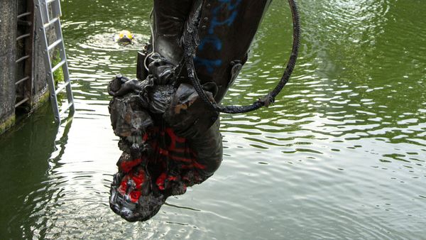 In this file photo taken on 11  June 2020, a handout picture released by Bristol City council shows the statue of Edward Colston being retrieved from the harbour in Bristol, south-west England. - Sputnik International