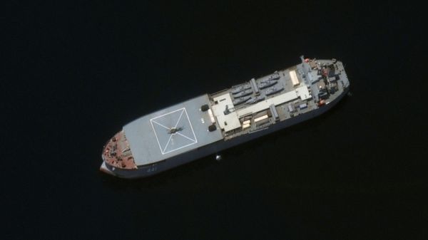 Iranian naval ship, the Makran, is seen near Larak Island, Iran, in this satellite image taken on May 10, 2021 - Sputnik International