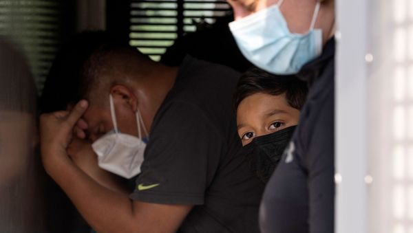 Asylum-seeking migrants' families from Venezuela wait to be transported by the U.S. Border Patrol   van after crossing the Rio Grande river into the United States from Mexico in Del Rio, Texas, U.S., May 26, 2021 - Sputnik International
